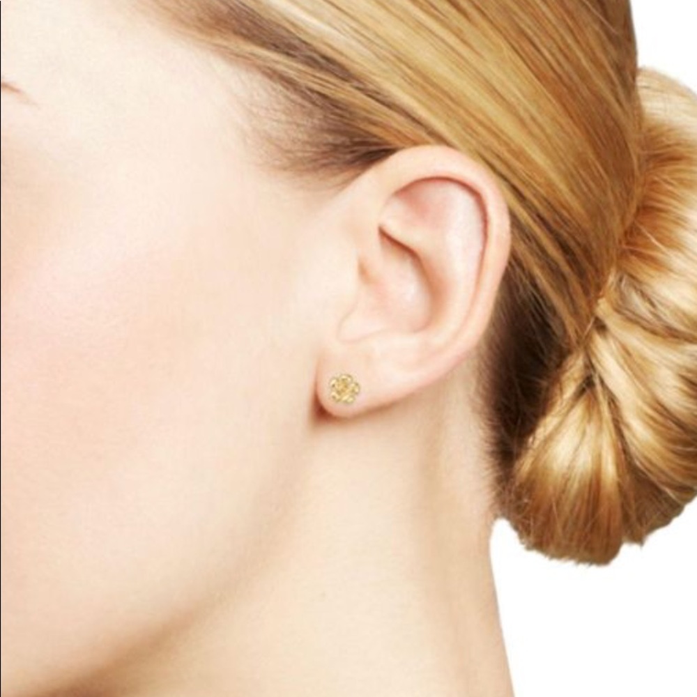 14K Yellow Gold Stud Earrings Shaped in a Daisy - Picture 5 of 5